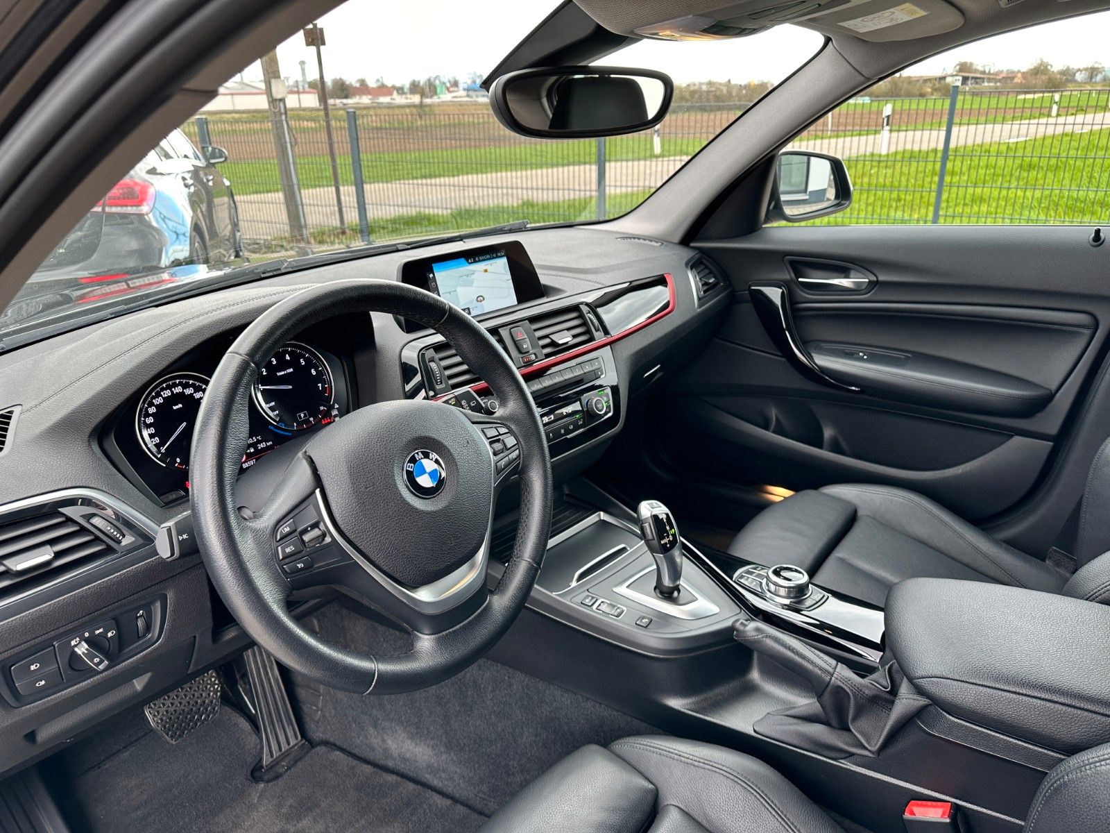 Fahrzeugabbildung BMW 120i F20 LCI Sport Line/Aut./Navi/PDC/Leder/LED